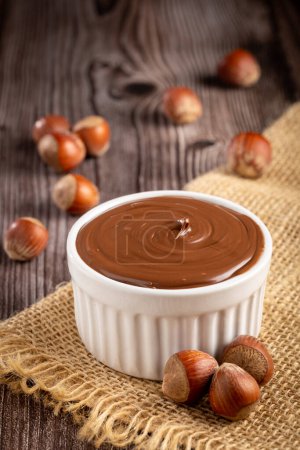 Téléchargez les photos : Crème aux noisettes ou crème de nougat au cacao. - en image libre de droit