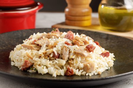 Téléchargez les photos : Plat de riz avec morceaux de jarret et de bacon. - en image libre de droit