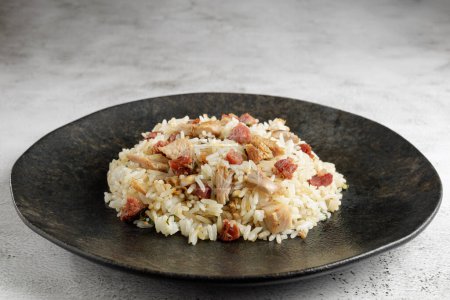 Téléchargez les photos : Plat de riz avec morceaux de jarret et de bacon. - en image libre de droit