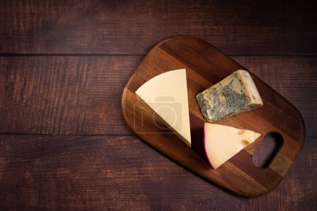 Téléchargez les photos : Différents types de fromages sur la table. - en image libre de droit