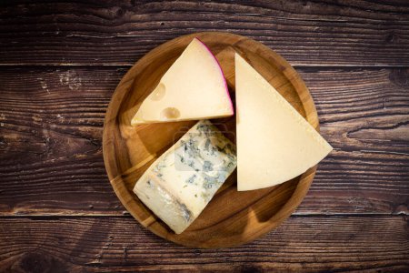 Téléchargez les photos : Différents types de fromages sur la table. - en image libre de droit