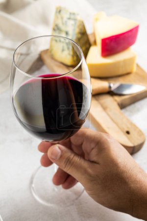 Téléchargez les photos : Plateau au fromage avec un verre de vin rouge
. - en image libre de droit
