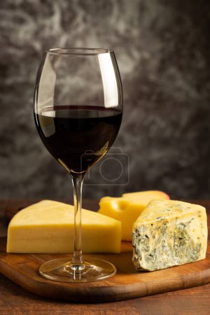 Plateau au fromage avec un verre de vin rouge
.