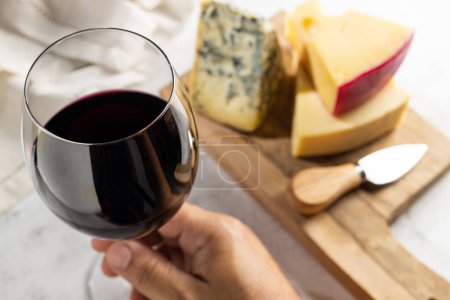 Foto de Tabla de quesos con una copa de vino tinto
. - Imagen libre de derechos