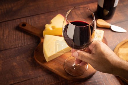 Téléchargez les photos : Plateau au fromage avec un verre de vin rouge
. - en image libre de droit