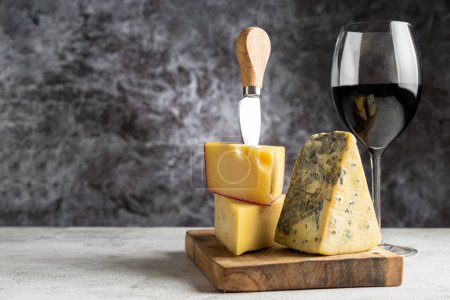 Foto de Tabla de quesos con una copa de vino tinto
. - Imagen libre de derechos