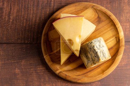 Plateau de fromages différents sur la table.