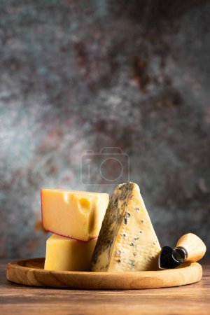 Plateau de fromages différents sur la table.
