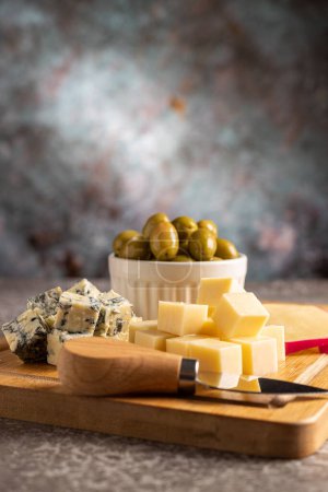 Téléchargez les photos : Assiette de fromages variés sur la table. Morceaux de fromage. - en image libre de droit