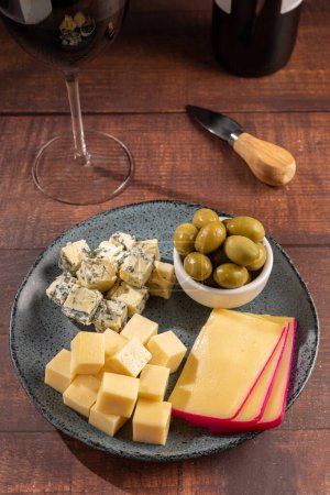 Téléchargez les photos : Assiette de différents fromages avec un verre de vin. Plateau de fromage. - en image libre de droit