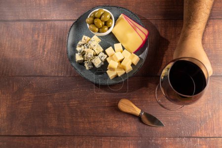 Téléchargez les photos : Assiette de fromages différents avec un verre de vin. - en image libre de droit