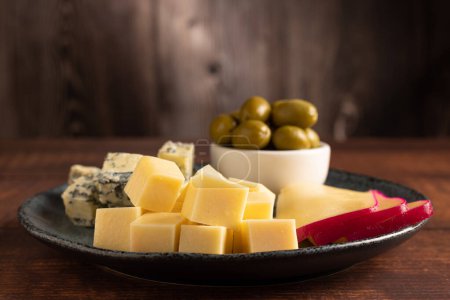 Téléchargez les photos : Assiette de fromages variés sur la table. Morceaux de fromage. - en image libre de droit