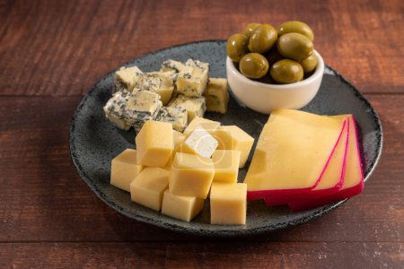 Foto de Placa de diferentes quesos con una copa de vino. Tablero de queso. - Imagen libre de derechos