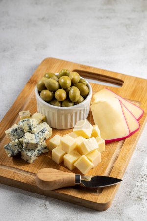 Foto de Placa de varios quesos sobre la mesa. Trozos de queso. - Imagen libre de derechos