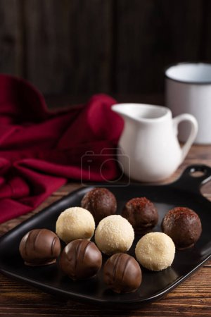 Foto de Deliciosas trufas de chocolate sobre la mesa. - Imagen libre de derechos