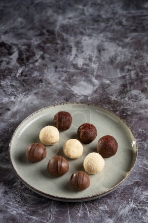 Foto de Deliciosas trufas de chocolate sobre la mesa. - Imagen libre de derechos