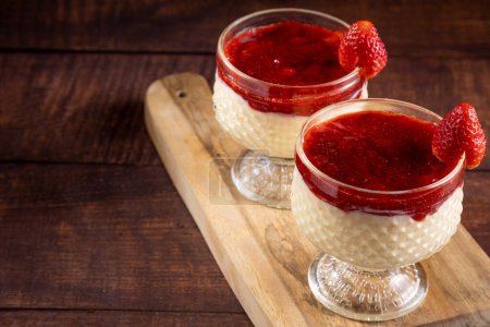 Téléchargez les photos : Dessert de pudding crémeux et confiture de fraises. Panna cotta. - en image libre de droit