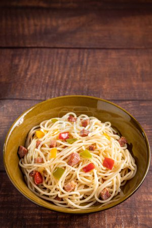 Téléchargez les photos : Assiette avec spaghettis, bacon et légumes hachés. - en image libre de droit