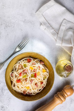 Foto de Placa con espaguetis, tocino y verduras picadas. - Imagen libre de derechos