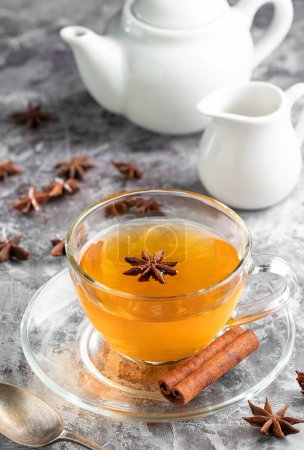 Foto de Anise el té con canela en taza de vidrio. - Imagen libre de derechos