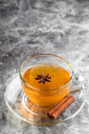 Anis-Tee mit Zimt in Glasschale.