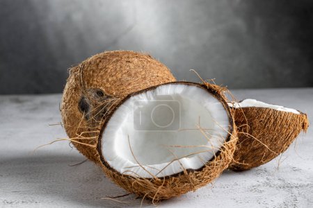 Foto de Coco entero y trozos de coco sobre la mesa. - Imagen libre de derechos