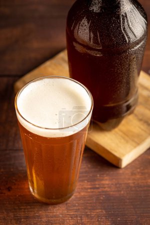 Téléchargez les photos : Tasse froide de bière artisanale ambre lager. - en image libre de droit