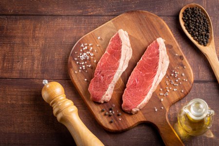 Téléchargez les photos : Steak picanha cru sur la planche à découper. - en image libre de droit