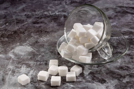 Foto de Cubos de azúcar blanco en taza de vidrio transparente. - Imagen libre de derechos