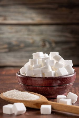 Foto de Cubos de azúcar blanco en cuenco de madera
. - Imagen libre de derechos