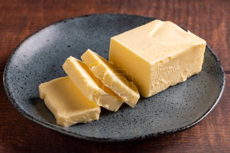 Du beurre frais de la ferme sur la table. Comprimé de beurre.