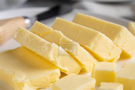 Téléchargez les photos : Du beurre frais de la ferme sur la table. Comprimé de beurre. - en image libre de droit