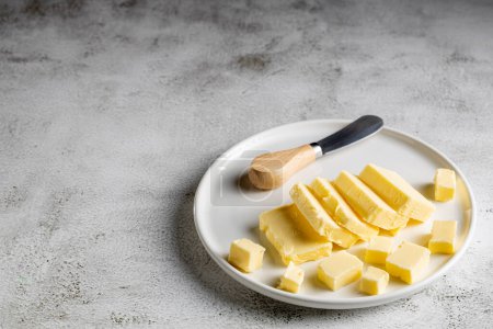 Foto de Mantequilla fresca de la granja sobre la mesa. Comprimido de mantequilla. - Imagen libre de derechos