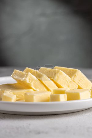 Du beurre frais de la ferme sur la table. Comprimé de beurre.