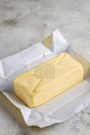 Foto de Mantequilla fresca de la granja sobre la mesa. Comprimido de mantequilla. - Imagen libre de derechos