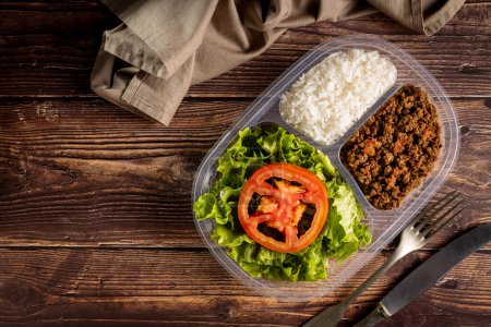 Téléchargez les photos : Boîte à lunch avec salade de laitue aux tomates, riz et boeuf haché. - en image libre de droit