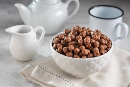 Téléchargez les photos : Bol avec des boules de chocolat aux céréales. - en image libre de droit