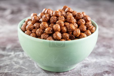 Foto de Cuenco con bolas de chocolate de cereales. - Imagen libre de derechos