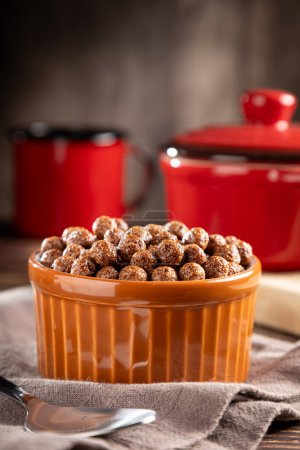 Foto de Cuenco con bolas de chocolate de cereales. - Imagen libre de derechos