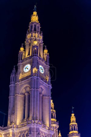 Téléchargez les photos : Vue de nuit sur l'architecture publique de Vienne et la vie de rue avec lumière artificielle - en image libre de droit