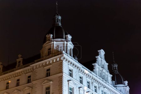 Téléchargez les photos : Vue de nuit sur l'architecture publique de Vienne et la vie de rue avec lumière artificielle - en image libre de droit