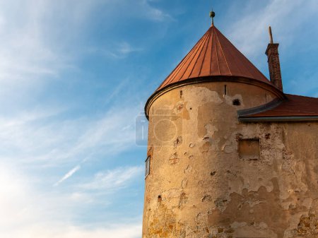 Foto de Vista de los antiguos elementos del castillo en la manija de la ventana de la torre de primavera - Imagen libre de derechos