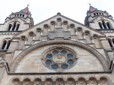 Kirche St. Franziskus von Assisi Außendetails und Fassadenansicht, Wien, Österreich
