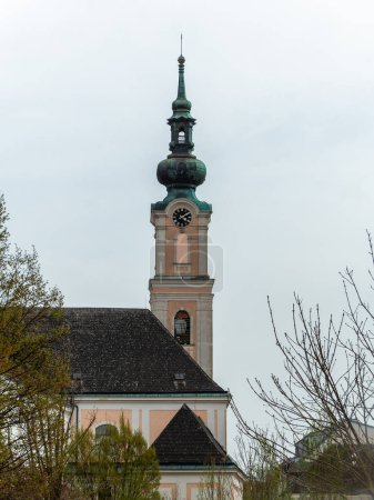 Foto de Vista de los alrededores del ayuntamiento rathause Tulln city, Austria - Imagen libre de derechos