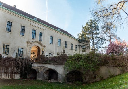 Fassade und Außenfassade des Schlosses Baumgarten in Österreich
