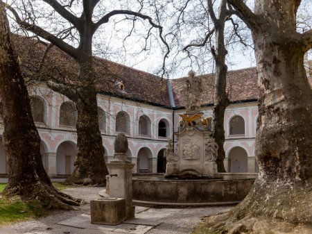 Heiligenkreuz, Österreich - 14. April 2024: Gesamtüberblick über die Details von außen und innen des Stifts Heiligenkreuz