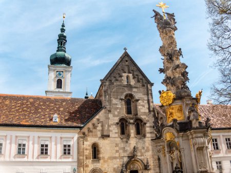 Heiligenkreuz, Österreich - 14. April 2024: Gesamtüberblick über die Details von außen und innen des Stifts Heiligenkreuz