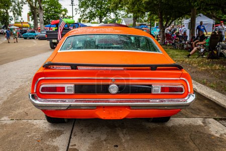 Téléchargez les photos : Des Moines, IA - 01 juillet 2022 : Vue arrière en haute perspective d'une Ford Maverick Grabber Coupe 1974 lors d'un salon automobile local. - en image libre de droit