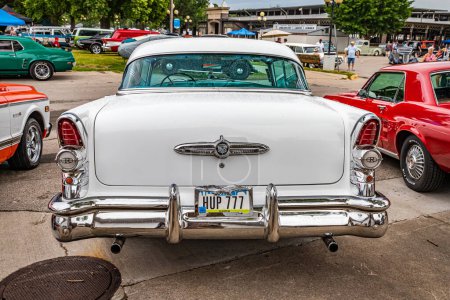 Téléchargez les photos : Des Moines, IA - 01 juillet 2022 : Vue arrière en haute perspective d'une berline spéciale 4 portes Buick 1955 lors d'un salon automobile local. - en image libre de droit