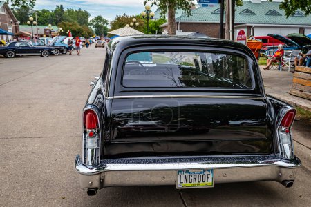 Téléchargez les photos : Des Moines, IA - 01 juillet 2022 : Vue arrière en haute perspective d'une Buick Special Estate Wagon 1956 lors d'un salon automobile local. - en image libre de droit